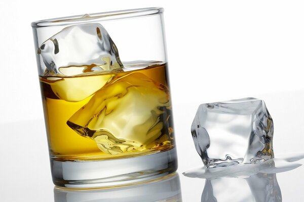 Transparente Eiswürfel in einem Whisky-Glas