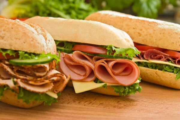 Panino con prosciutto, verdure fresche, lattuga e fette di formaggio