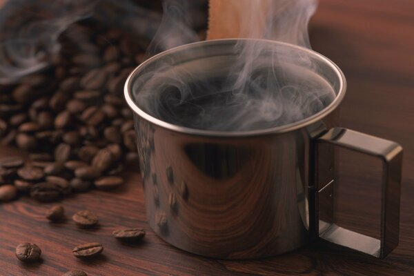 Caffè caldo in una tazza di metallo