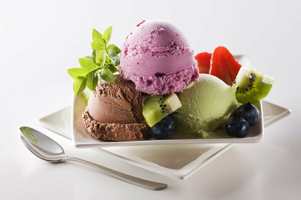 Verschiedene Eiscreme mit frischen Beeren und Früchten