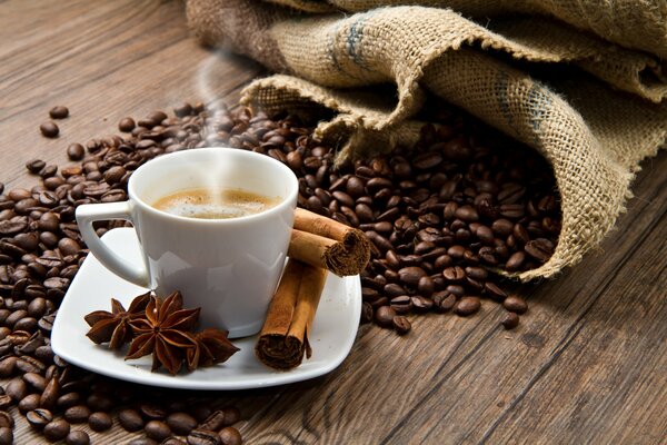 Tasse chaude de café parfumé à la cannelle