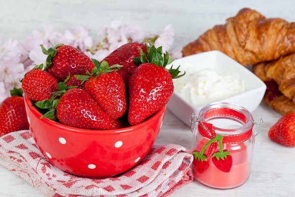 Erdbeeren in einer roten Schüssel mit Erbsen