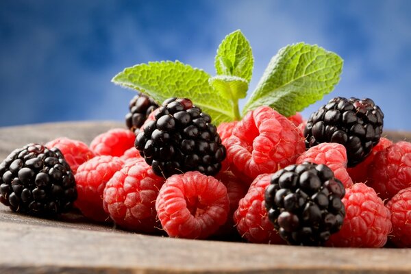 Nature morte de framboises et de mûres sur un plateau