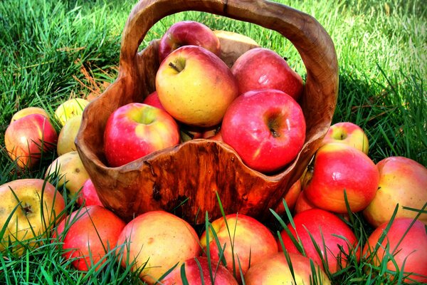 Manzanas a granel en una canasta de madera