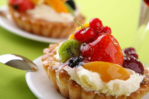 Panier de sable avec crème et fruits