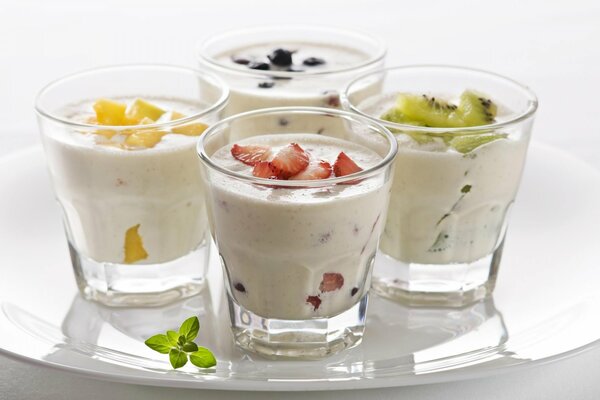 Yogur de fruta de fresa y kiwi