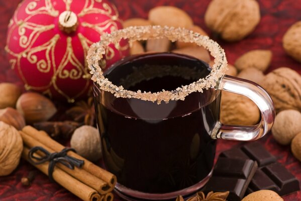Taza de café negro con azúcar y chocolate