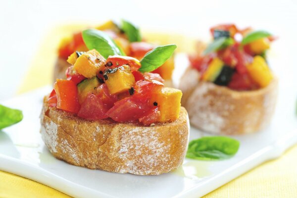 Bellissimi snack su una fetta di pane