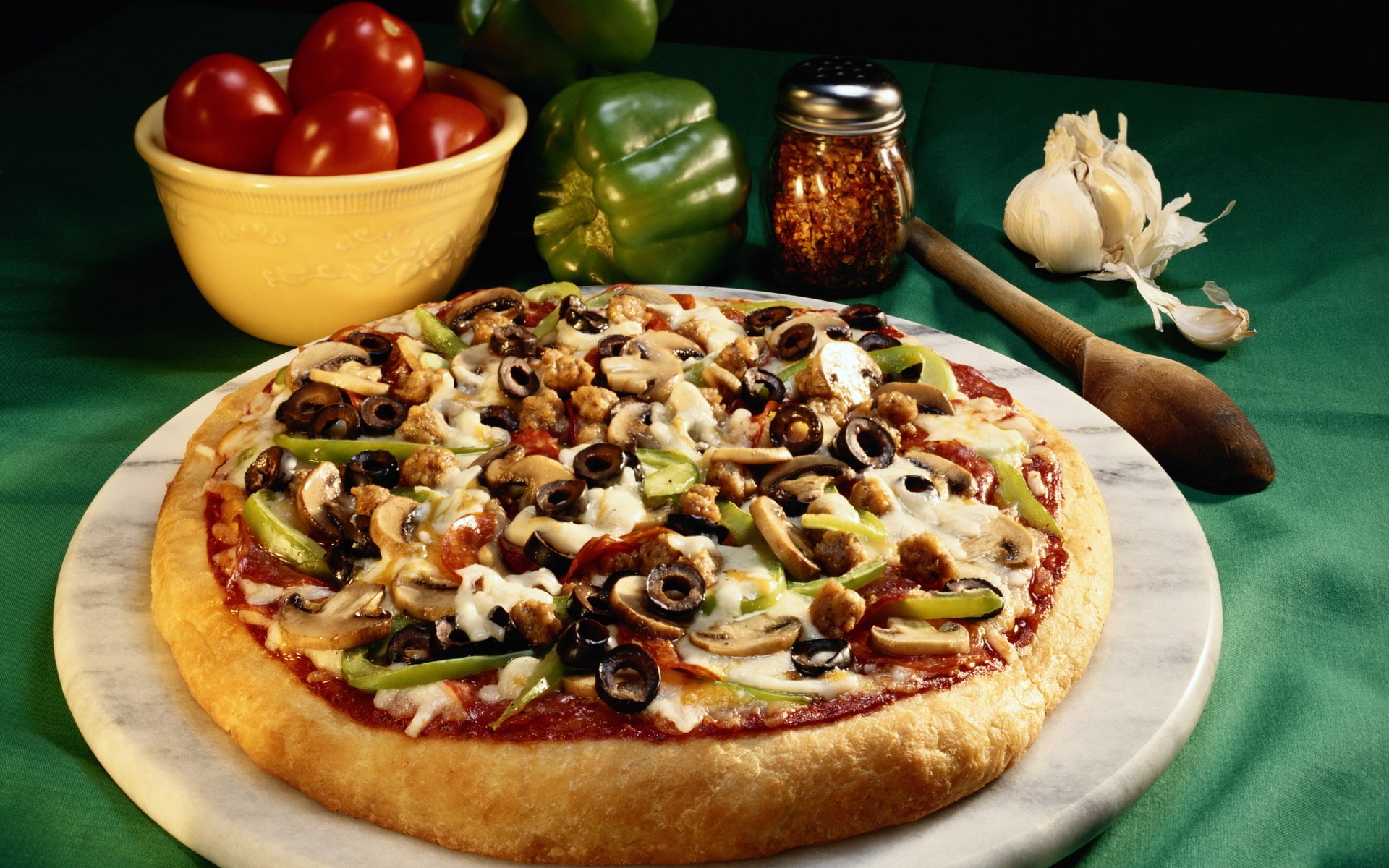 jedzenie jedzenie pizza smaczne sycące oliwki grzyby czosnek pomidory papryka