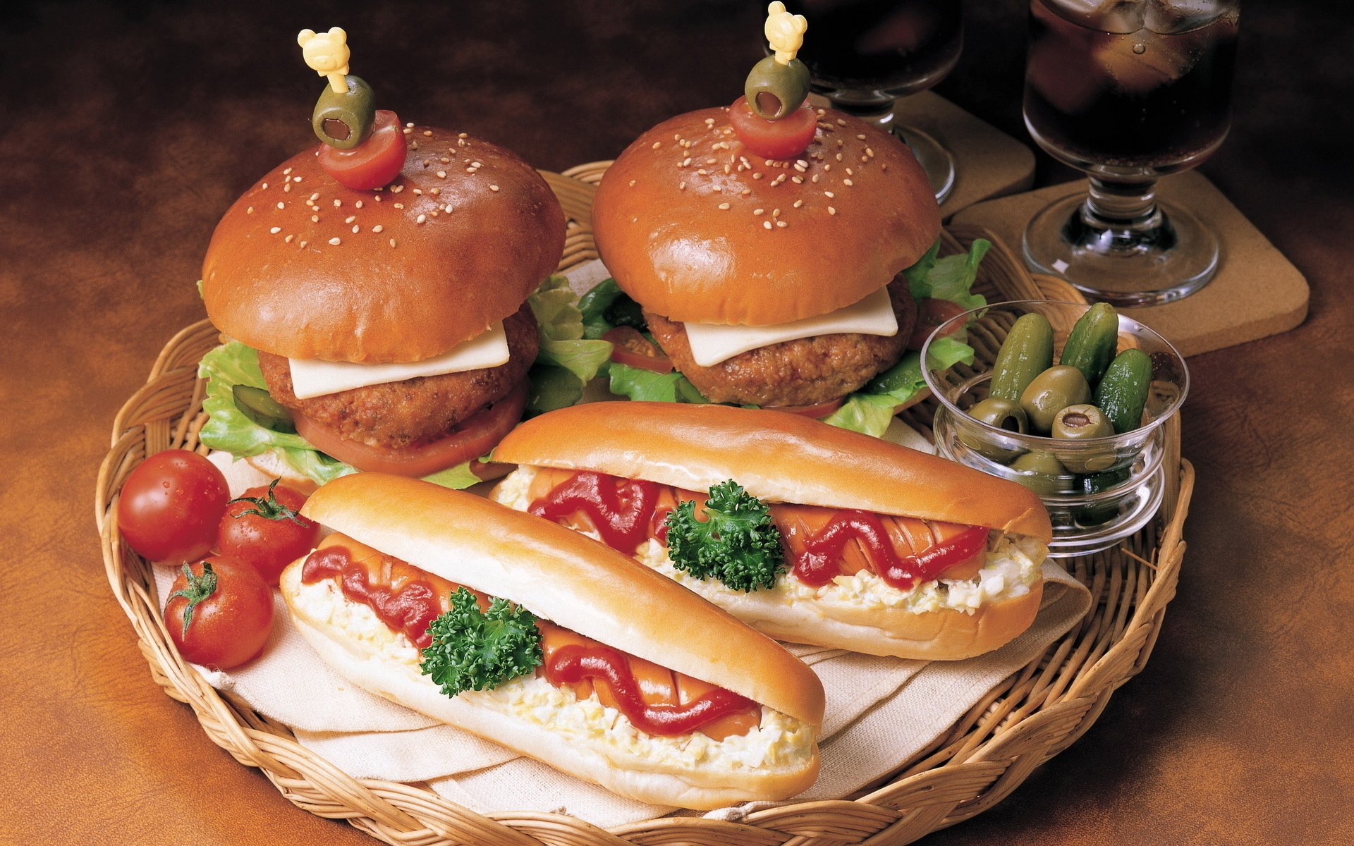 panini hamburger vassoio bicchieri sottaceti cetriolini ketchup salsa hot dog salsiccia pomodori ciliegie cotolette olive verdure formaggio cibo