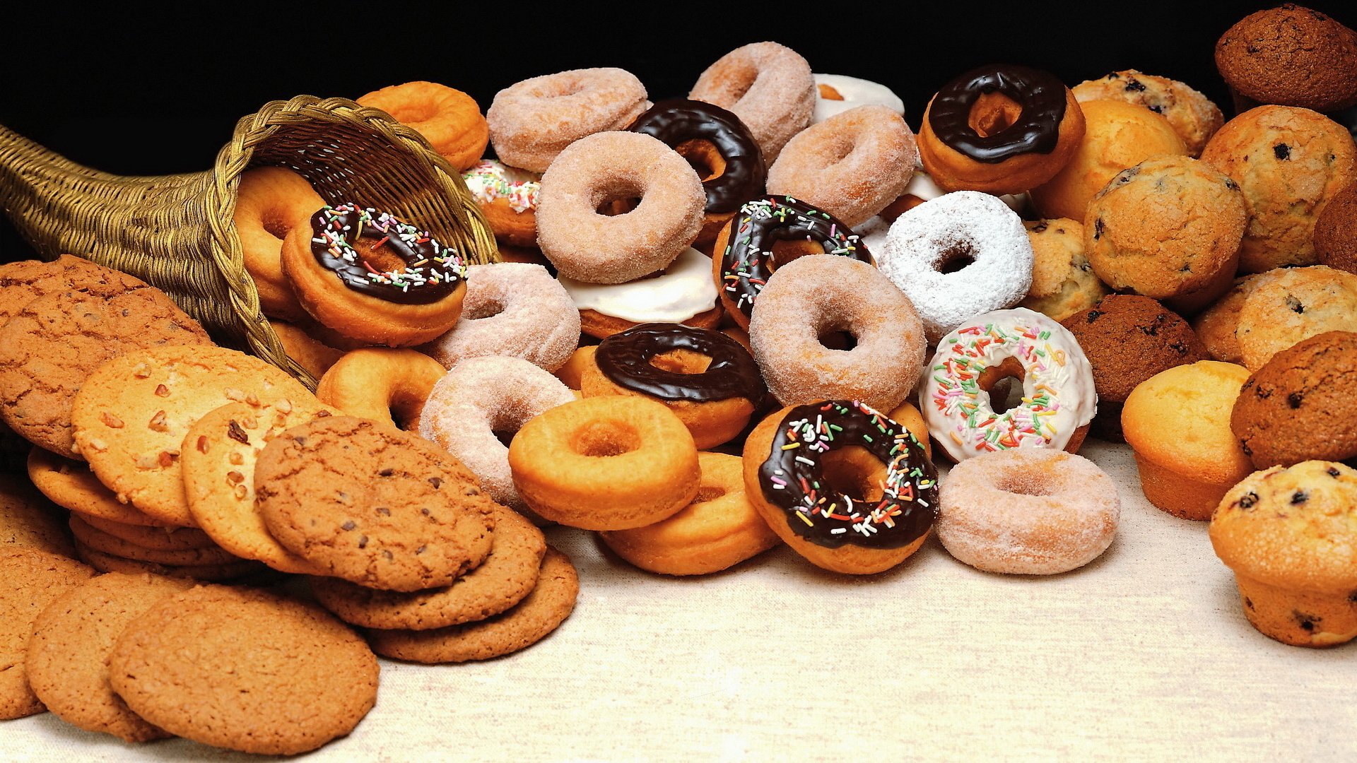 donuts leckereien korb viele kekse schokolade muffins mit rosinen mit sahne mit nichts mit puderzucker