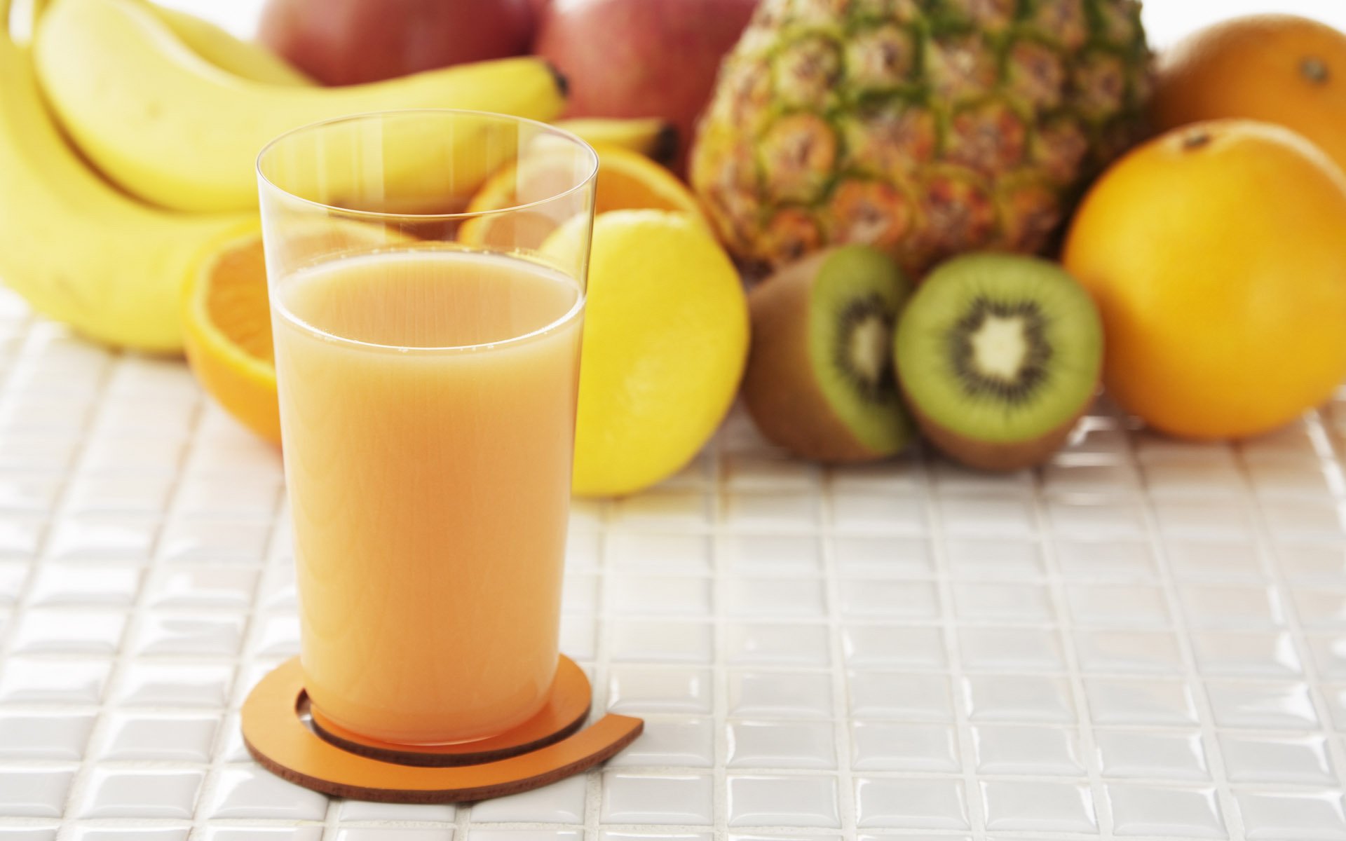 cibo frutta ananas kiwi arancia banana mela succo naturale bicchiere