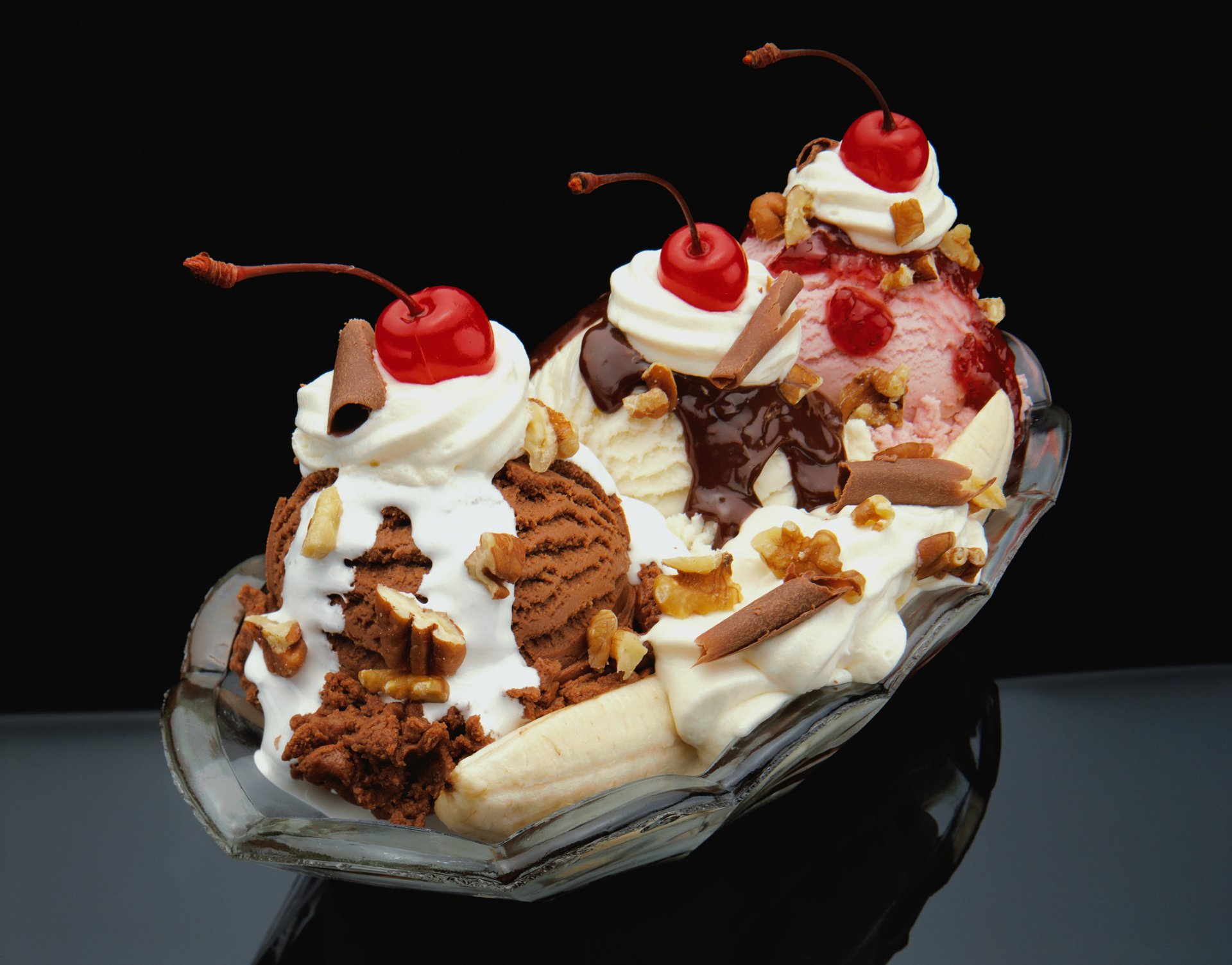 dessert ice cream vanilla strawberry chocolate cherry banana nut
