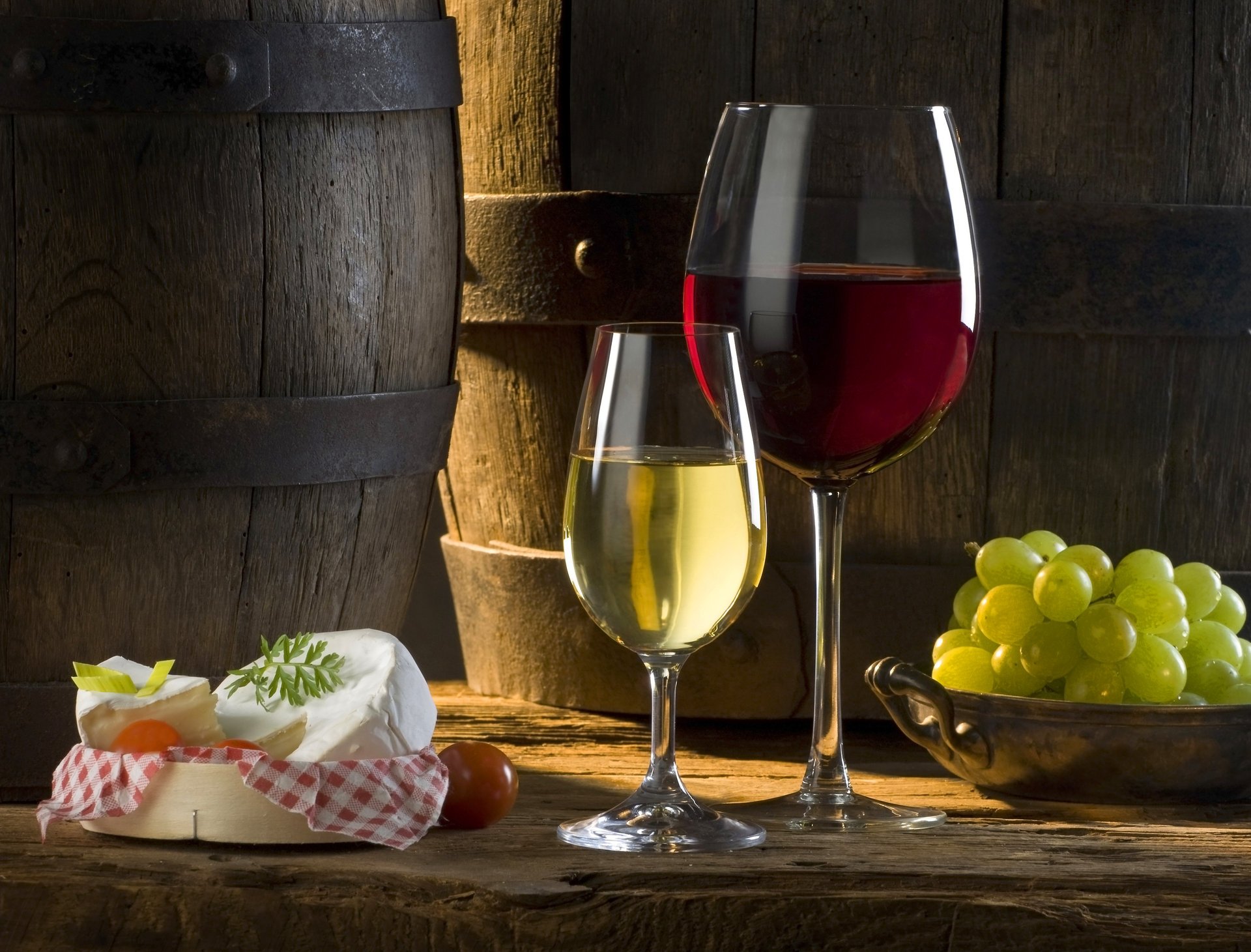 vino bicchieri botti uva formaggio bianco rosso pomodoro sole ombra