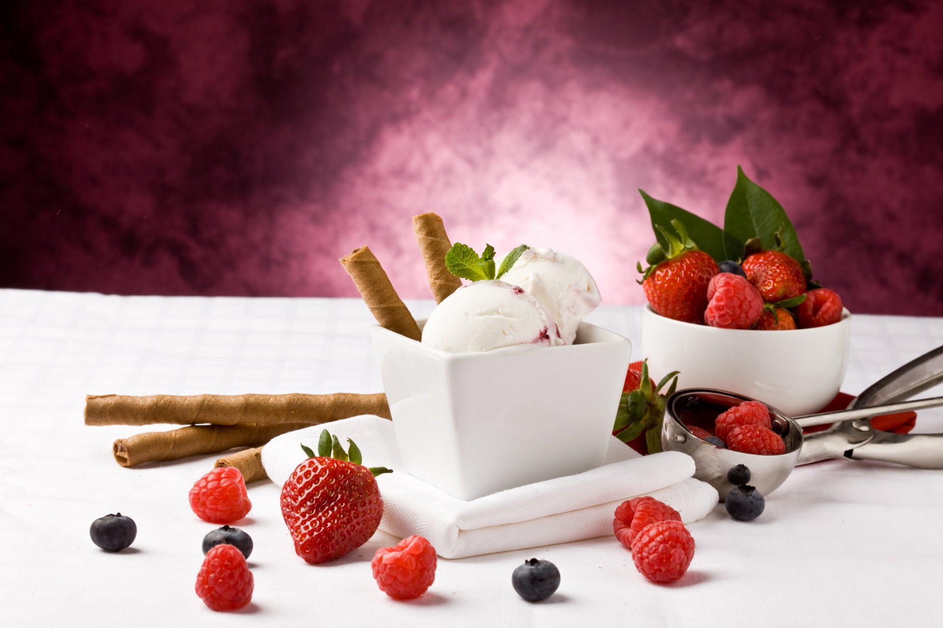 eis beeren himbeeren erdbeeren blaubeeren röhrchen dessert