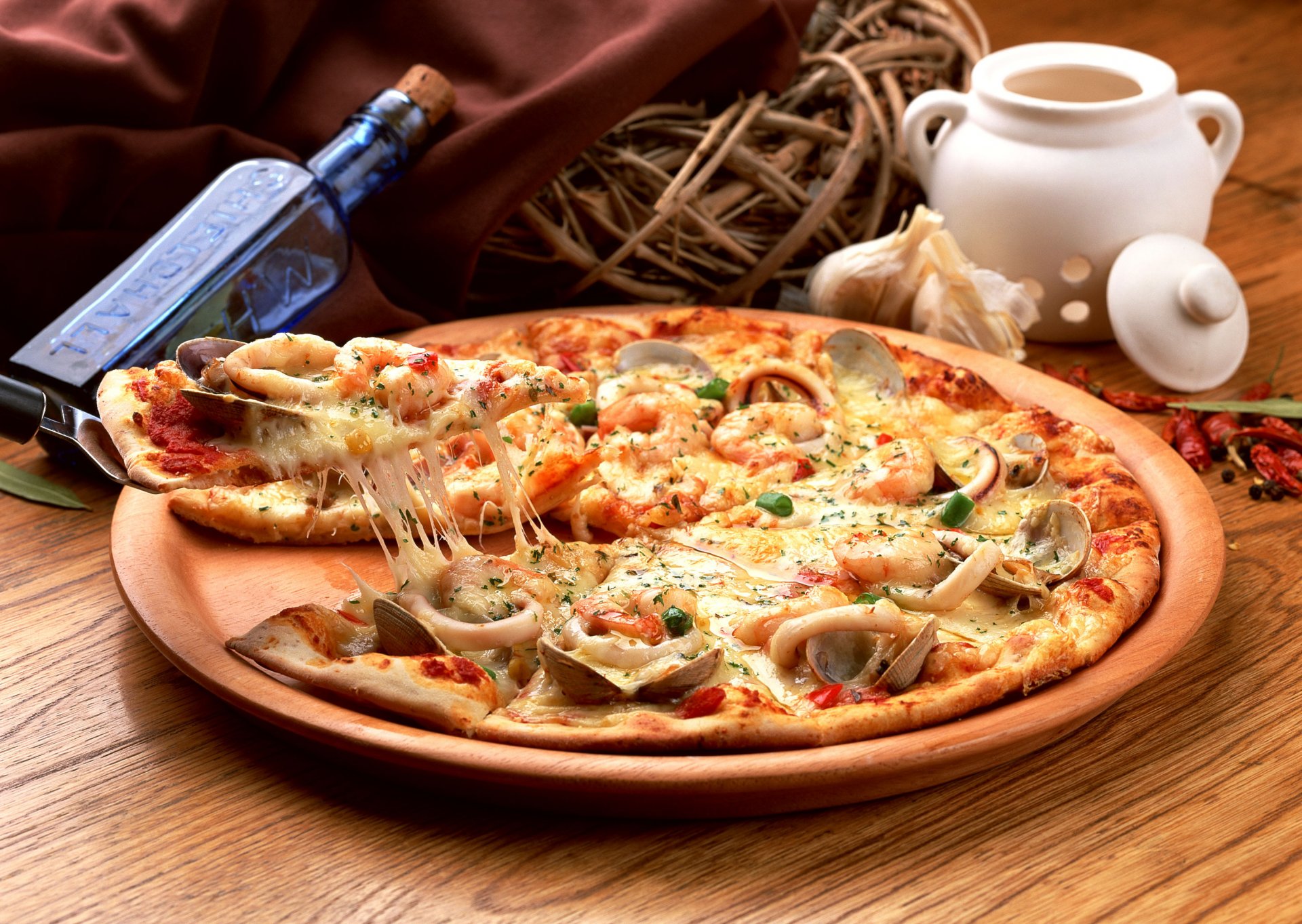 pizza plat moules calmars fruits de mer épices bouteille panier