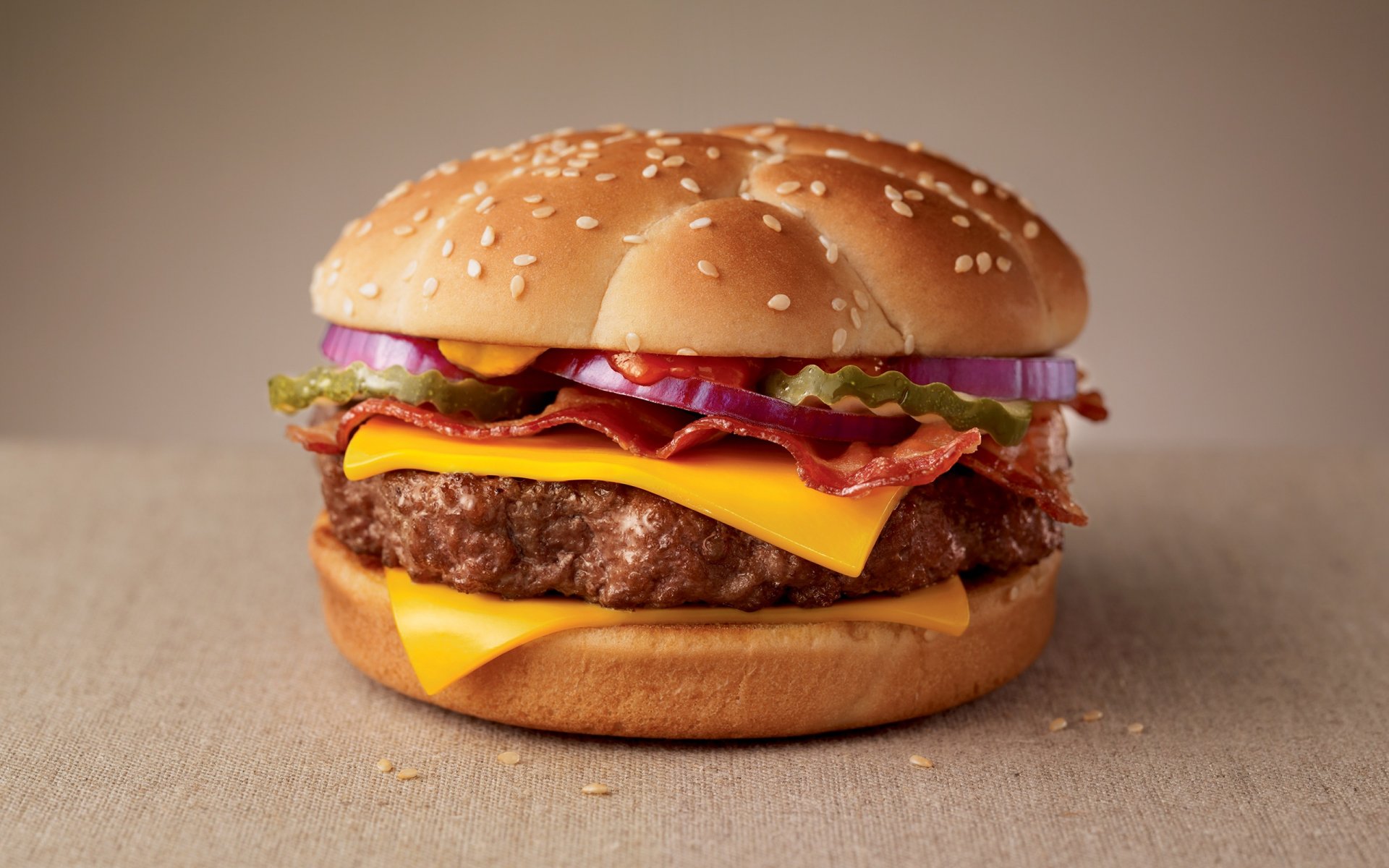 nourriture restauration rapide cheeseburger bacon escalope sauce ketchup fromage concombres oignons pain sésame