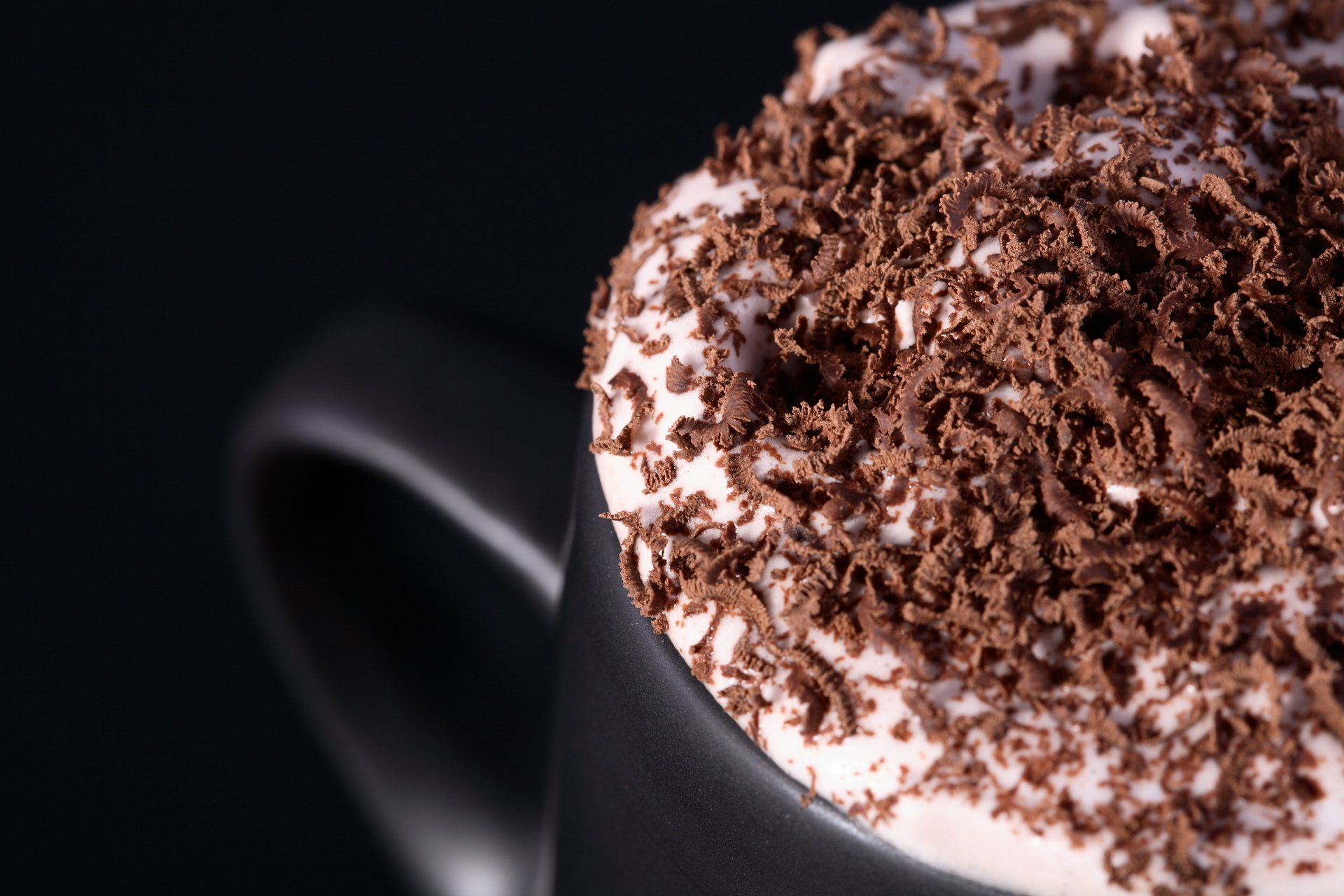 taza capuchino espuma virutas chocolate
