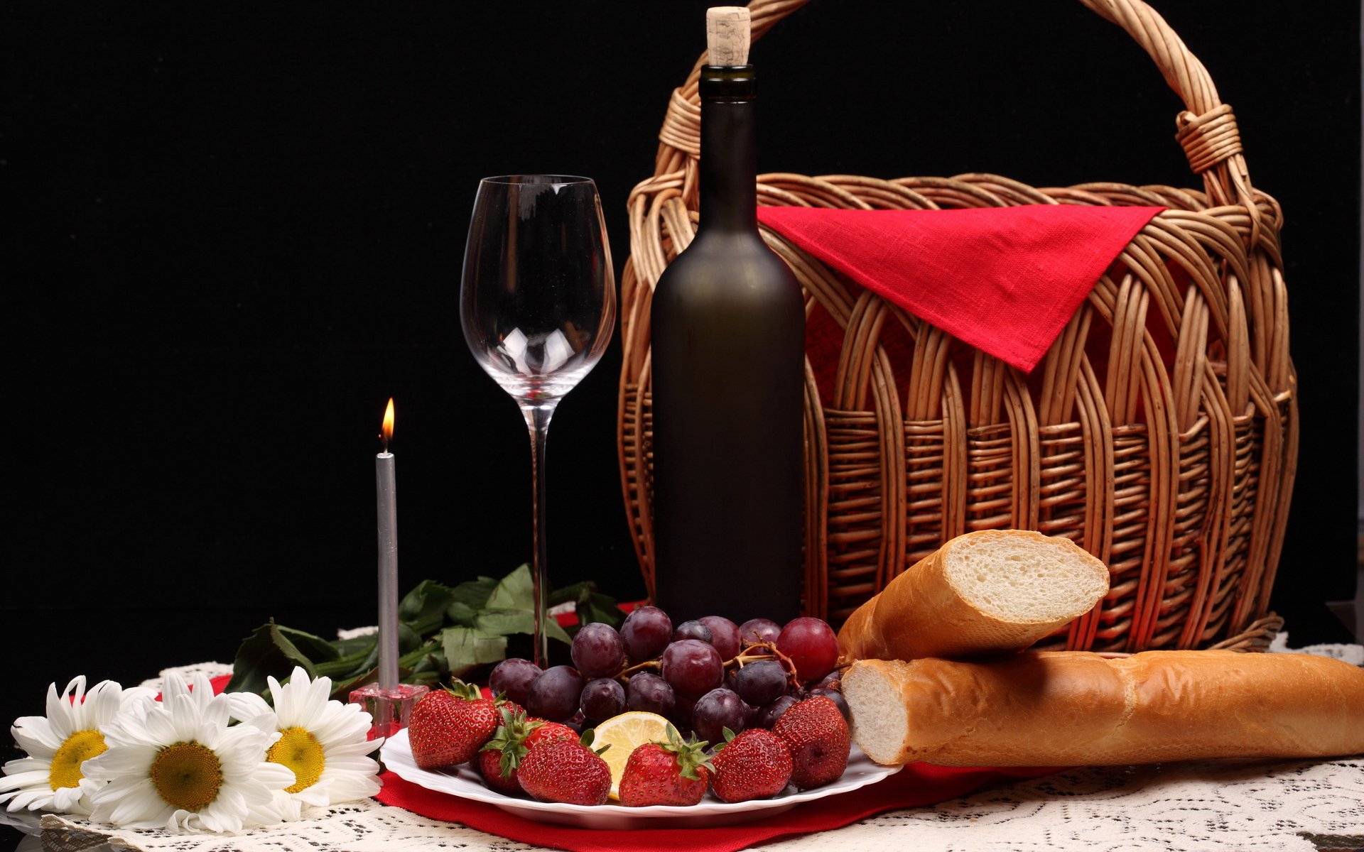 beeren brot erdbeeren trauben flasche weinglas korb gänseblümchen blumen kerze
