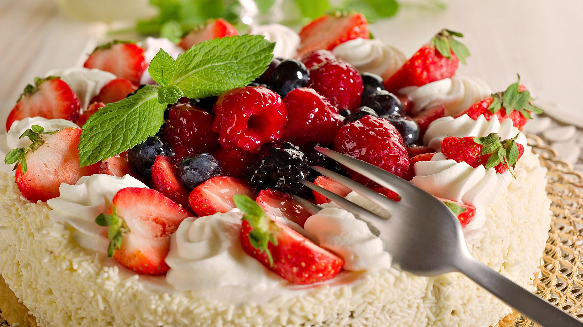 essen dessert süß kuchen beeren himbeeren erdbeeren brombeeren blaubeeren minze creme sahne gabel essen blackberry blaubeeren 1920x1080
