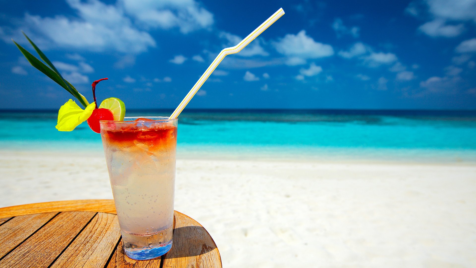 cocktail glas meer sand ufer röhrchen kühlend tisch himmel