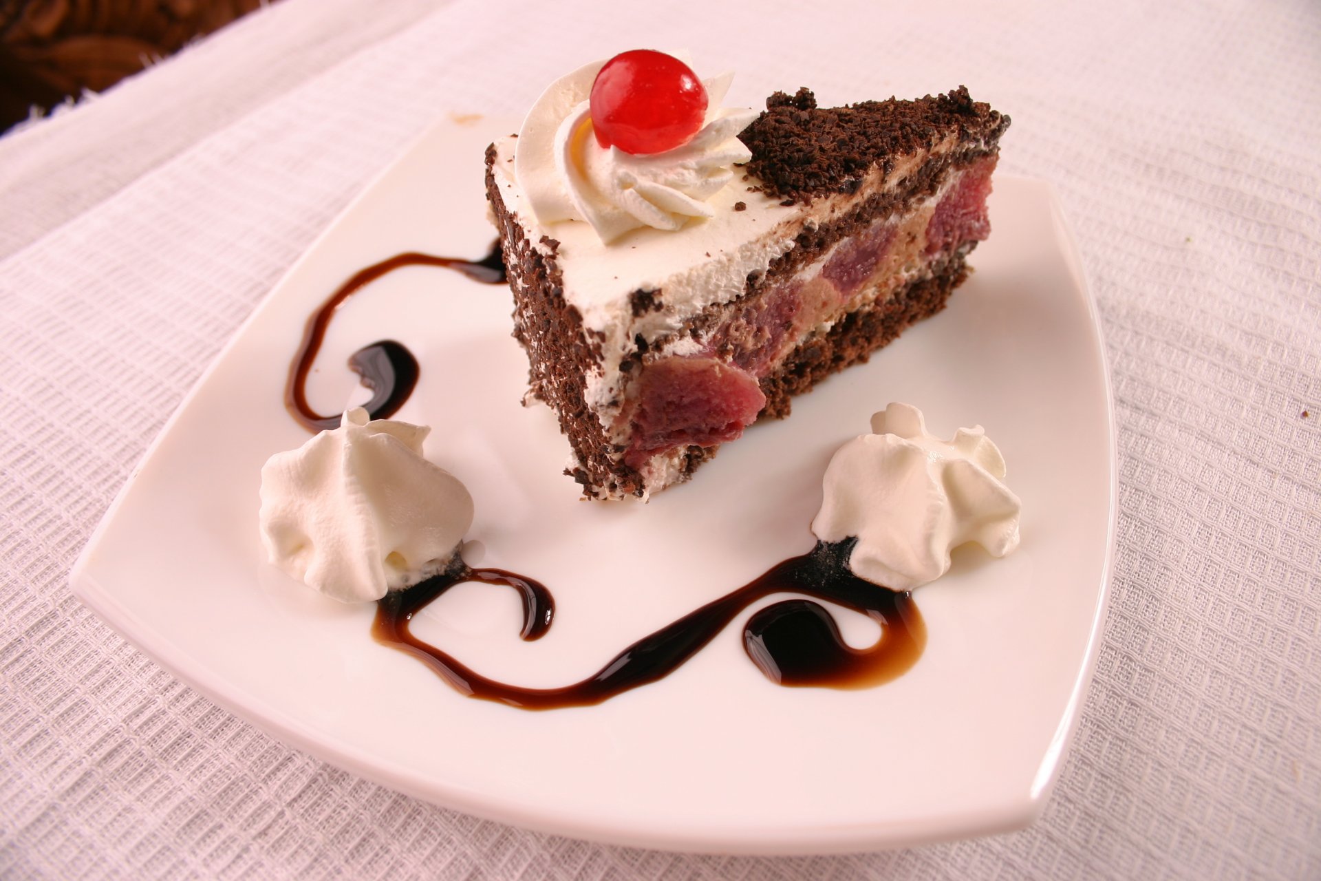 repas sucré gâteau tranche de gâteau gâteau crème cerise chocolat assiette table nappe rose