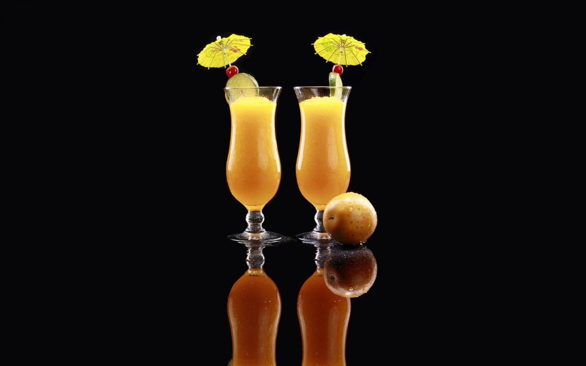 orange orangensaft gläser regenschirme limette schwarzer hintergrund reflexion orange