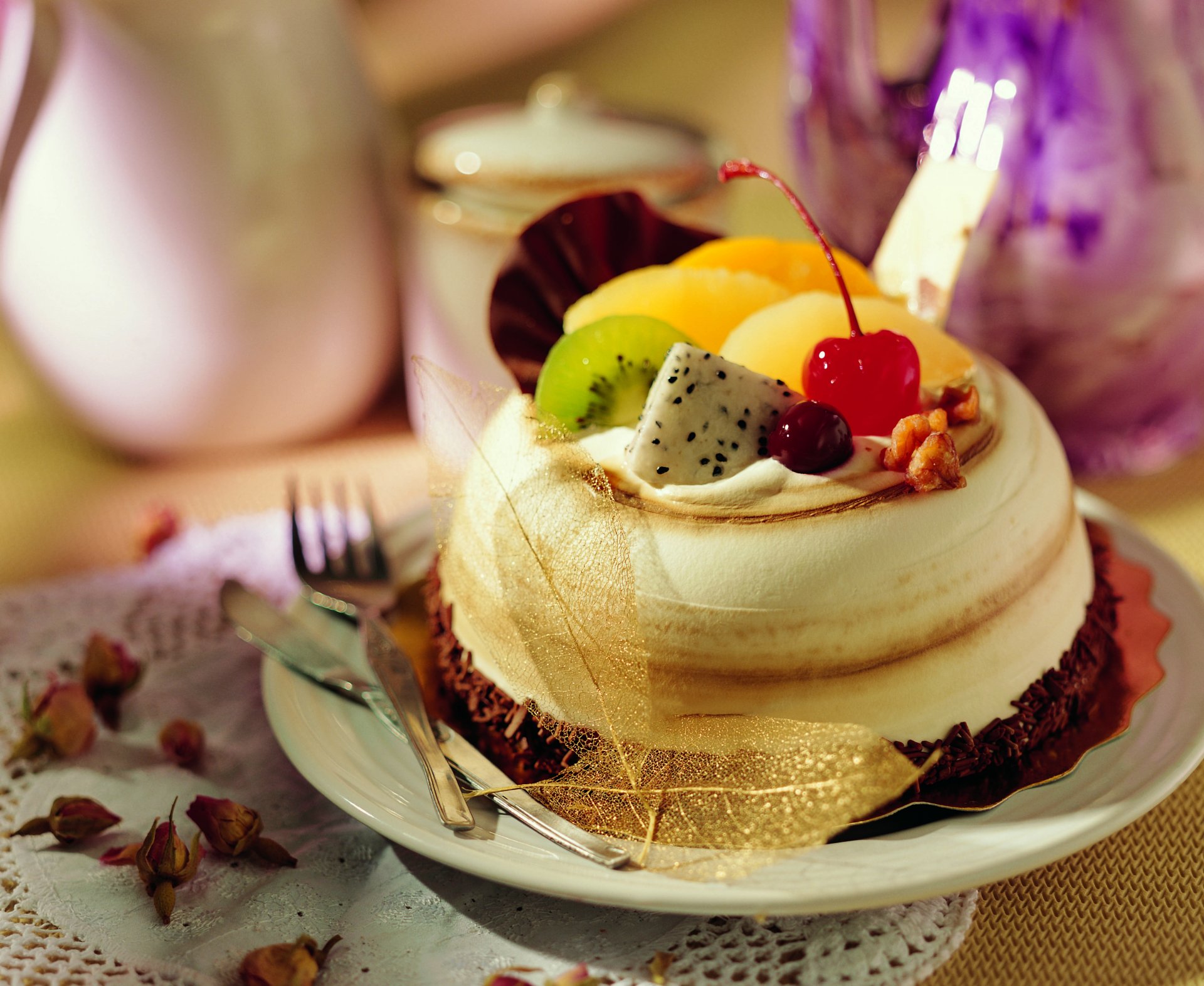 food cake cherry kiwi