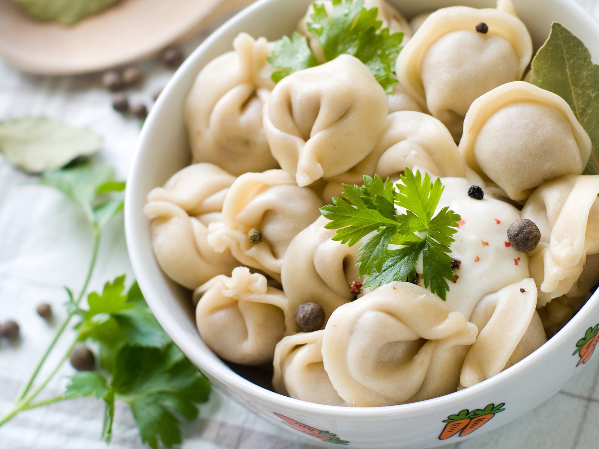 talerz jedzenie pierogi ciasto mięso śmietana zioła