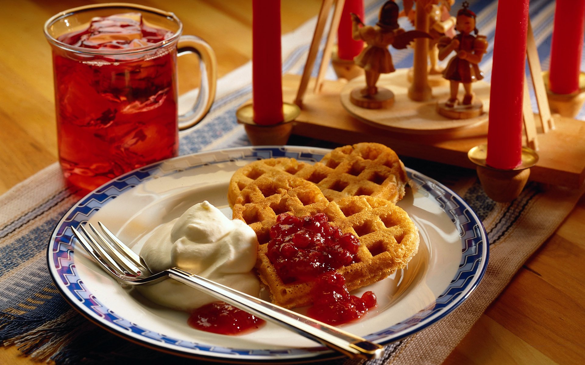 cibo dolce biscotto waffle cuore cuore crema marmellata tè bevanda forchetta piatto tavolo