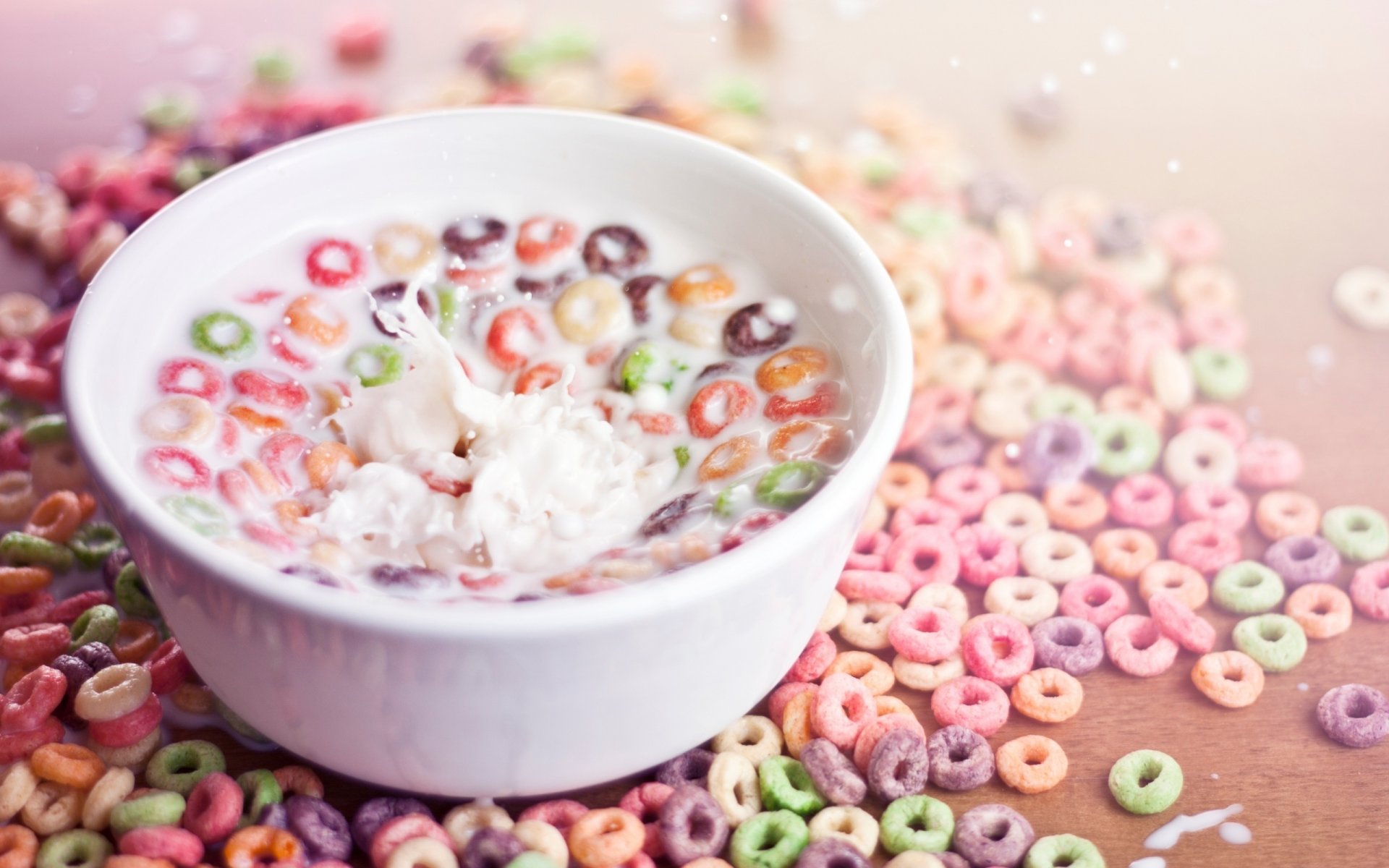 cereales anillos color salpicaduras leche plato desayuno