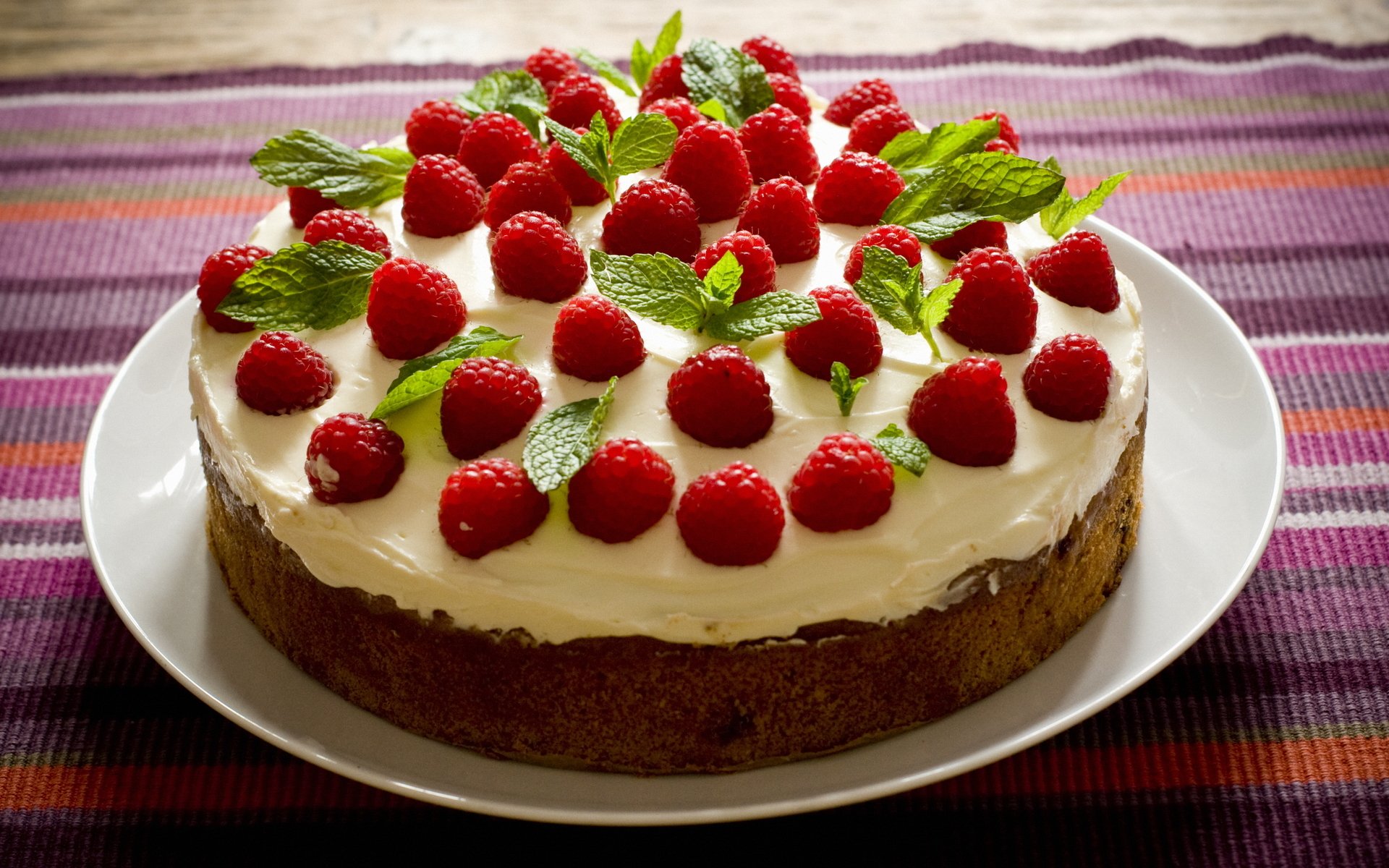 comida dulce pastel galleta crema crema hojas verdes hojas frambuesa rojo verde marrón plato mantel