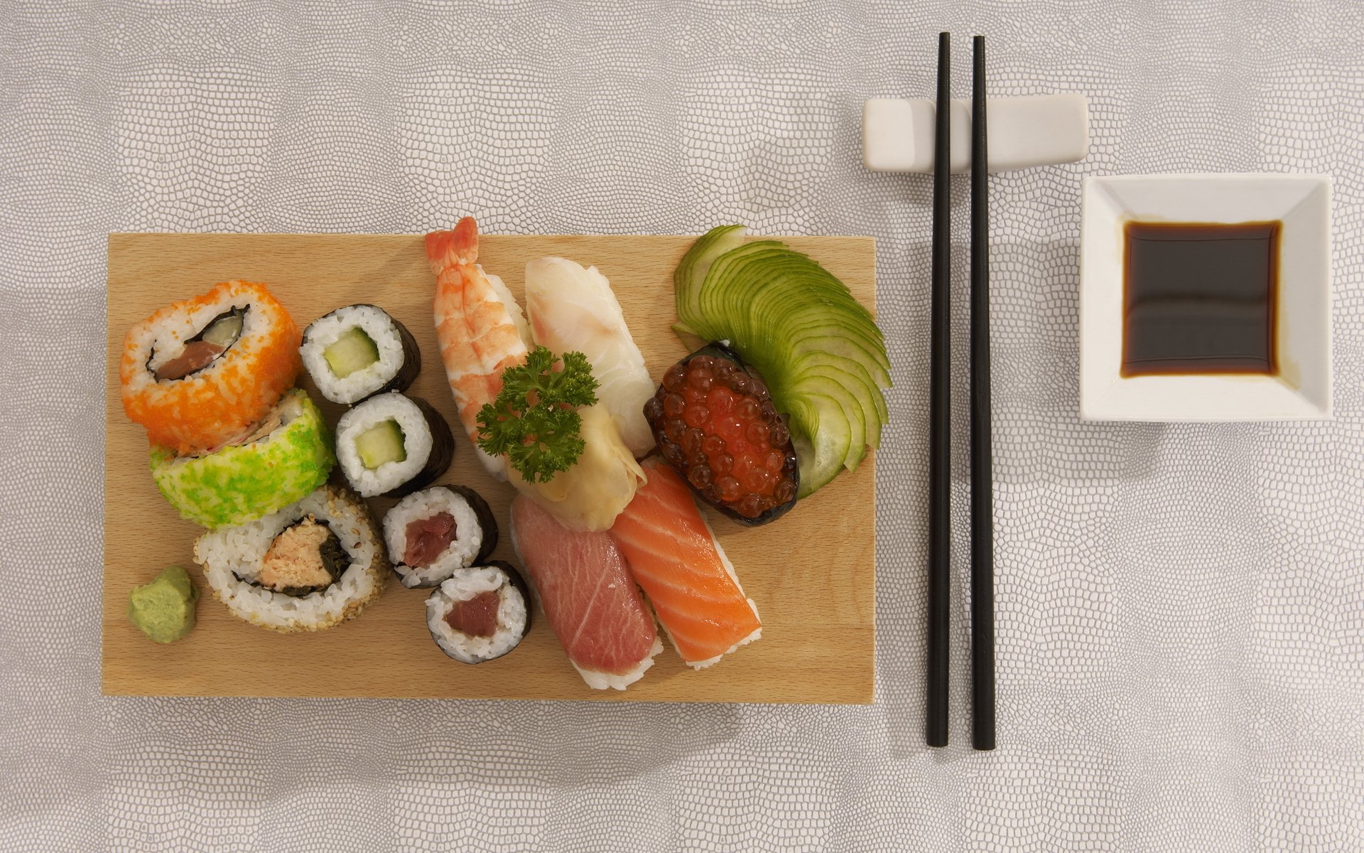 jedzenie jedzenie sushi bułki owoce morza czerwony kawior pyszne kuchnia japońska paluszki sos sojowy