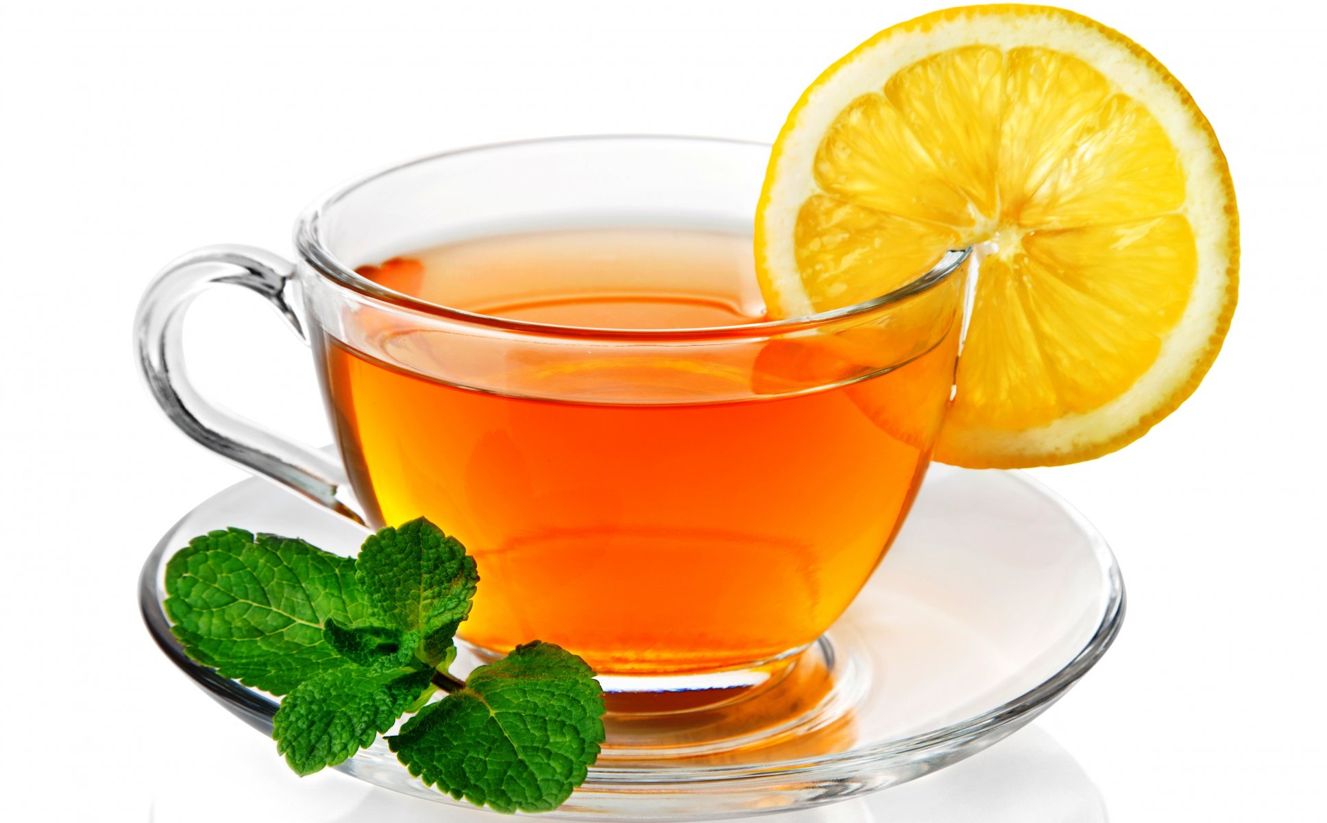tè limone tazza piattino foglia sfondo bianco