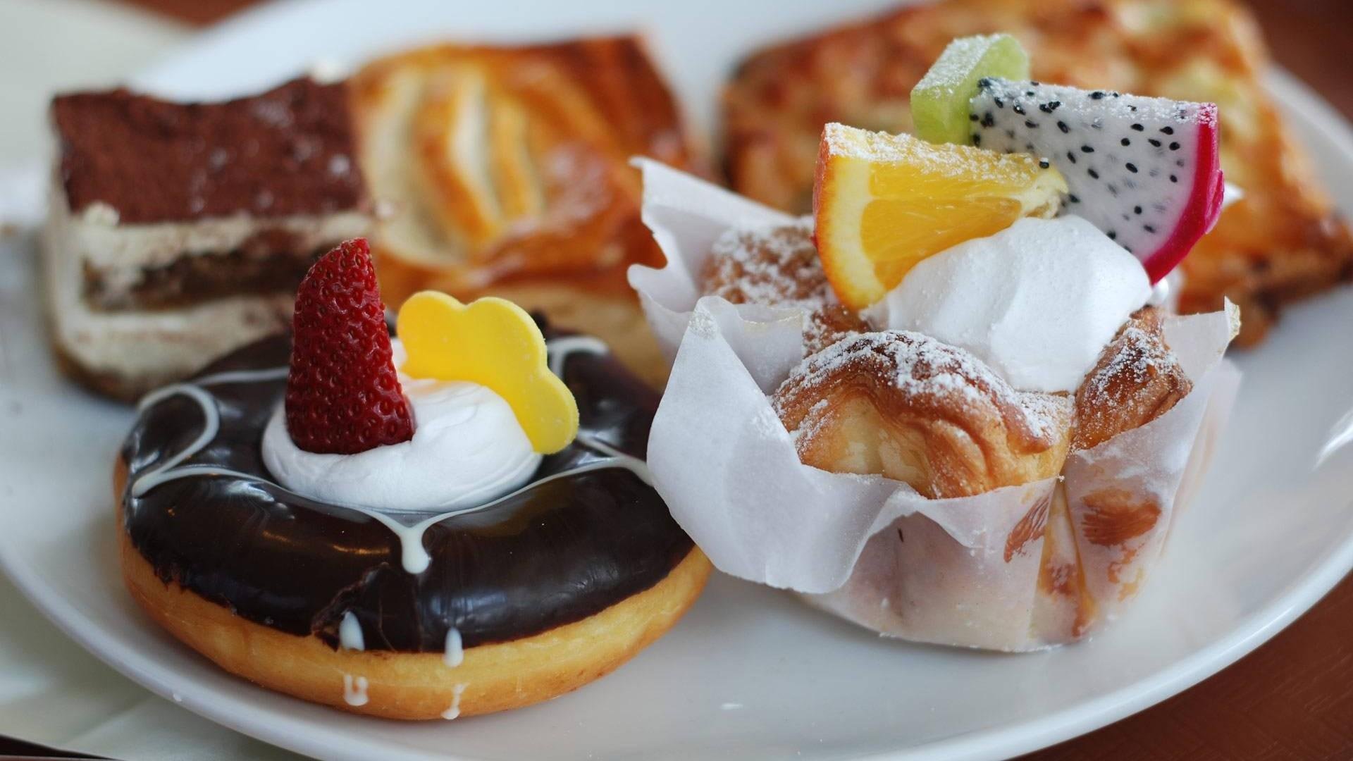 kuchen süß dessert lebensmittel creme schokolade donut orange erdbeere kuchen unordentliche mischung süßigkeiten lebensmittel schokolade orange