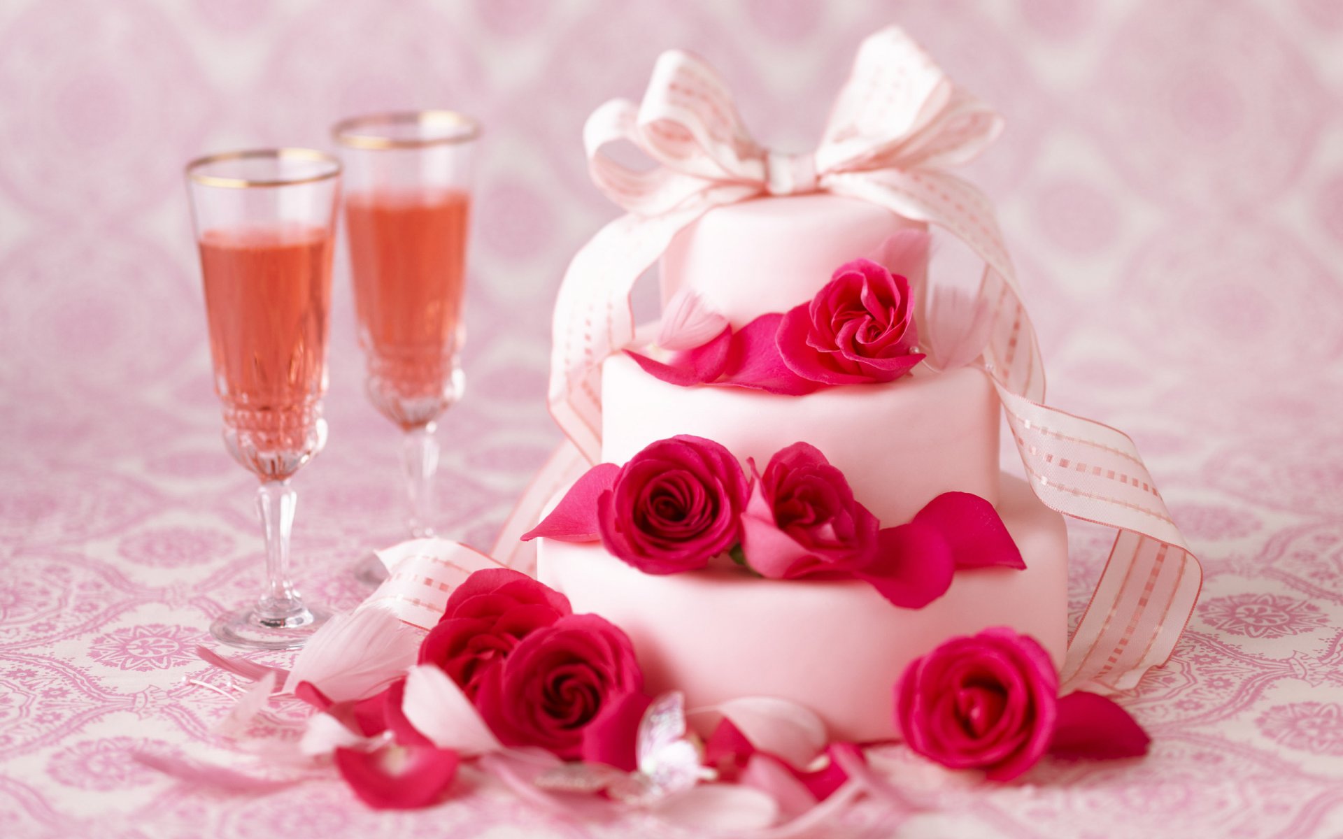 fiesta pastel pastel copas de vino champán rosas flores cinta