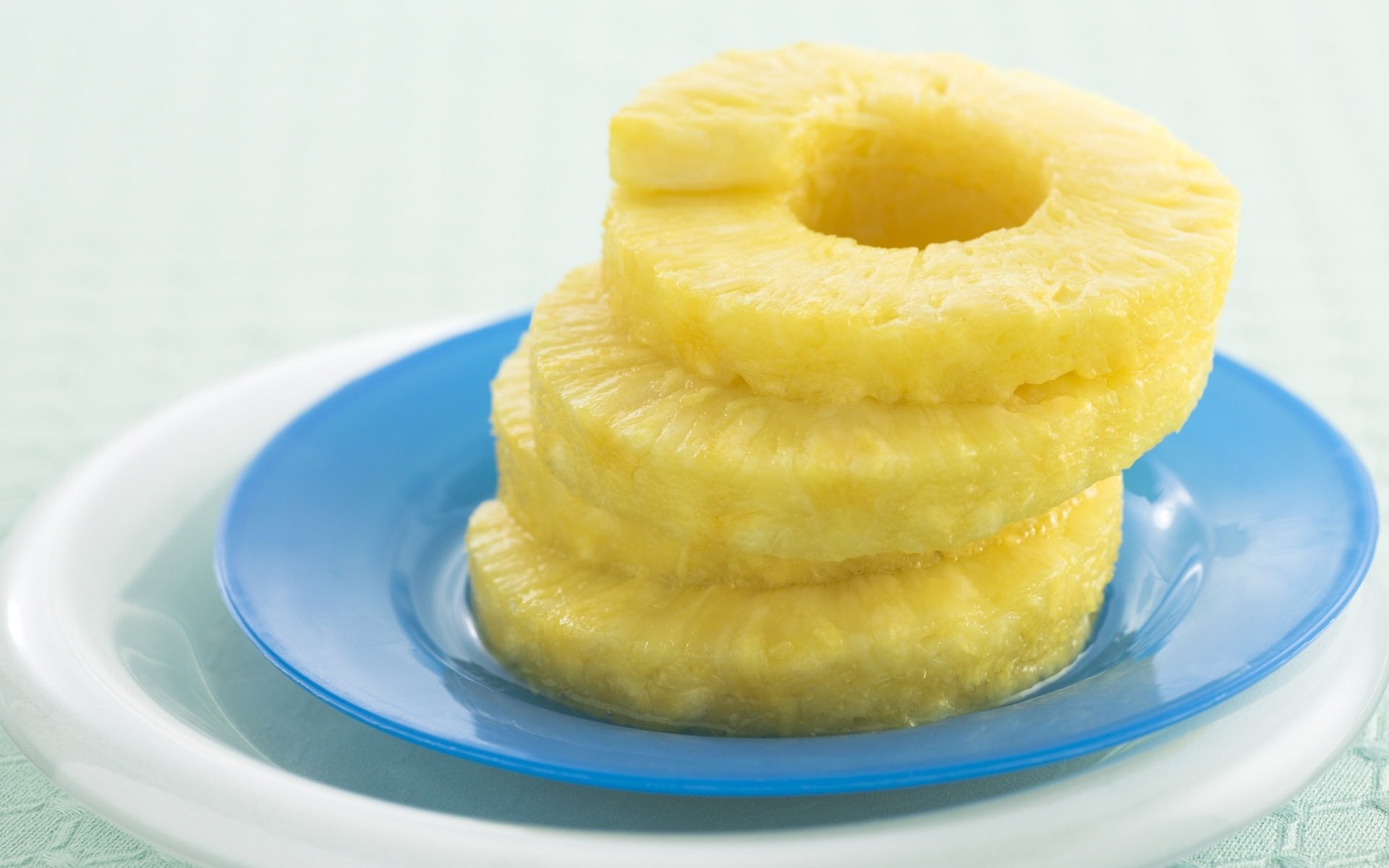piña gajos plato azul 4 gajos plato blanco fruta papel pintado fondo blanco mesa