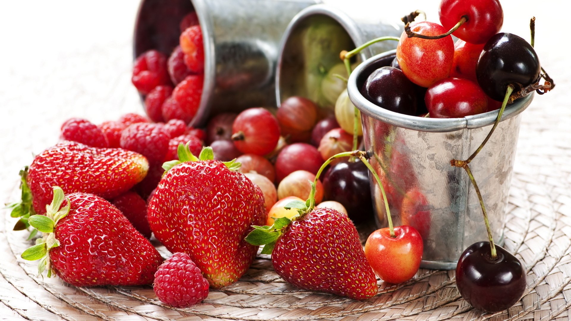 fragole ciliegie uva spina lamponi bacche