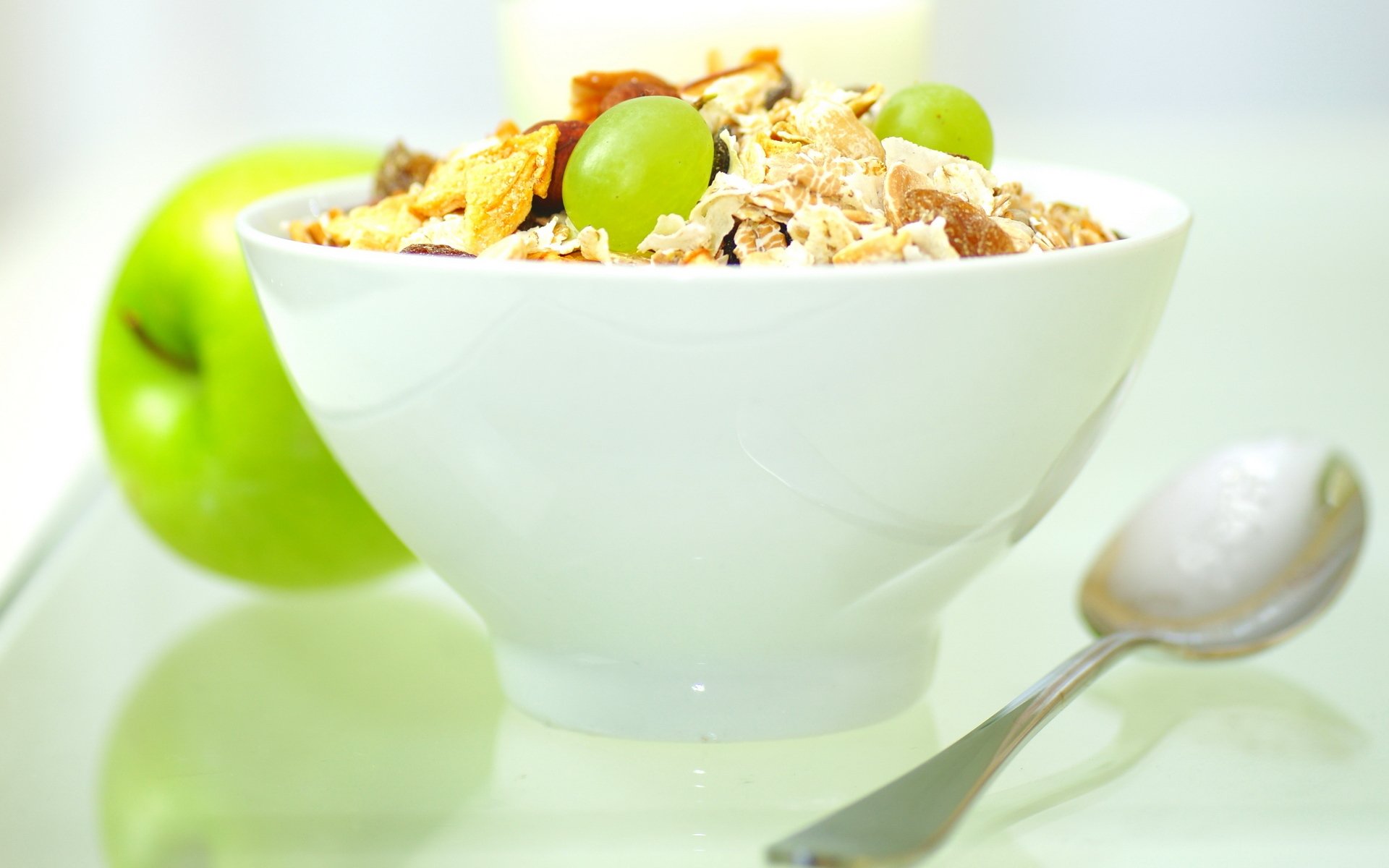 cibo dolce muesli frutta uva mela colazione leggera cereali uvetta cucchiaio piatto sfondo bianco