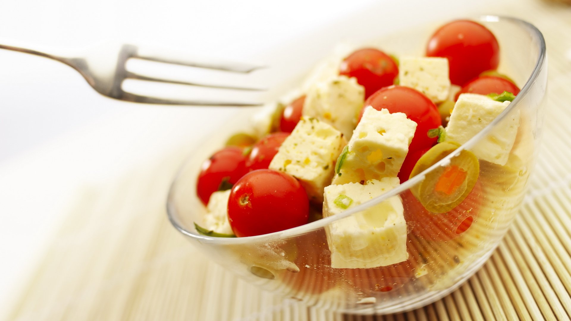 comida golosinas saludables queso plato tenedor tomates