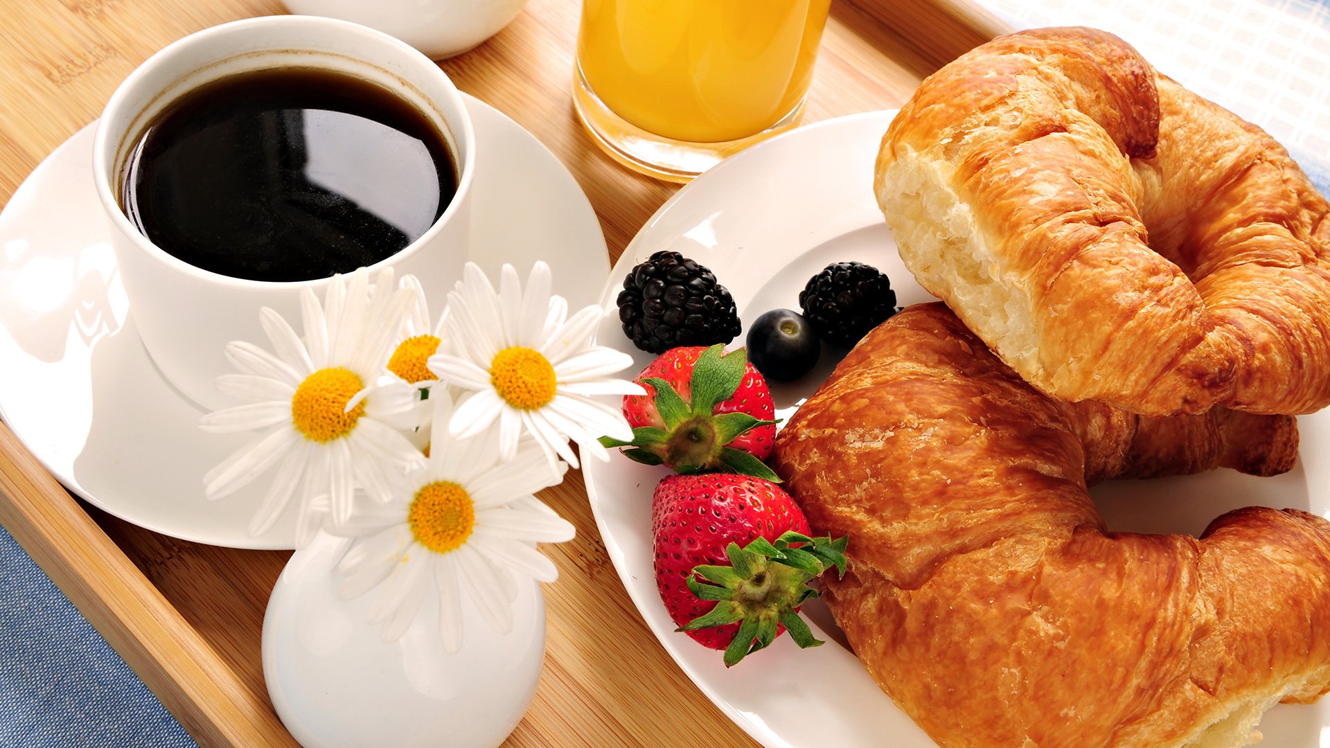 juice strawberry croissant