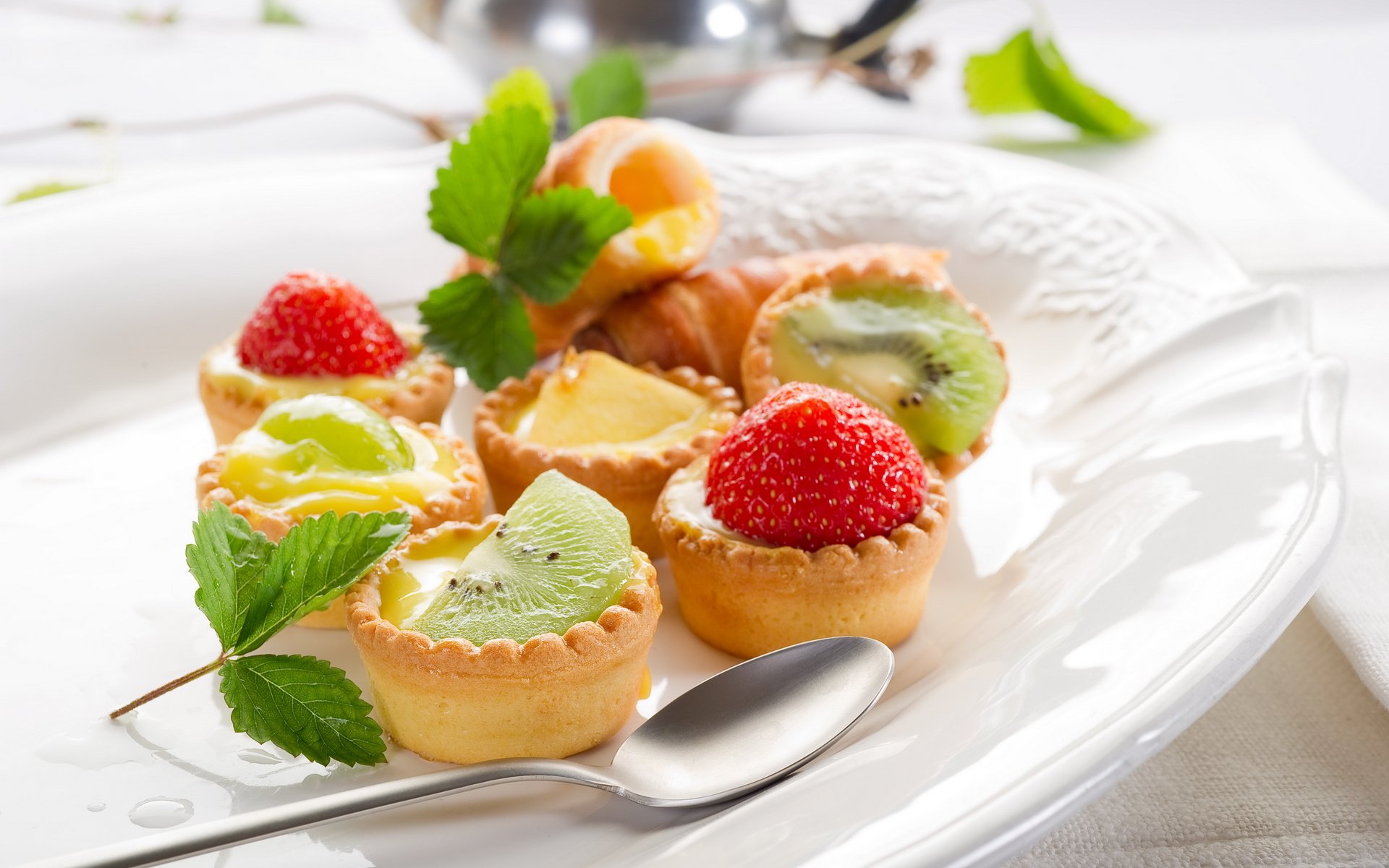 food sweets cakes fruits strawberries kiwi leaves leaves greens spoon plate