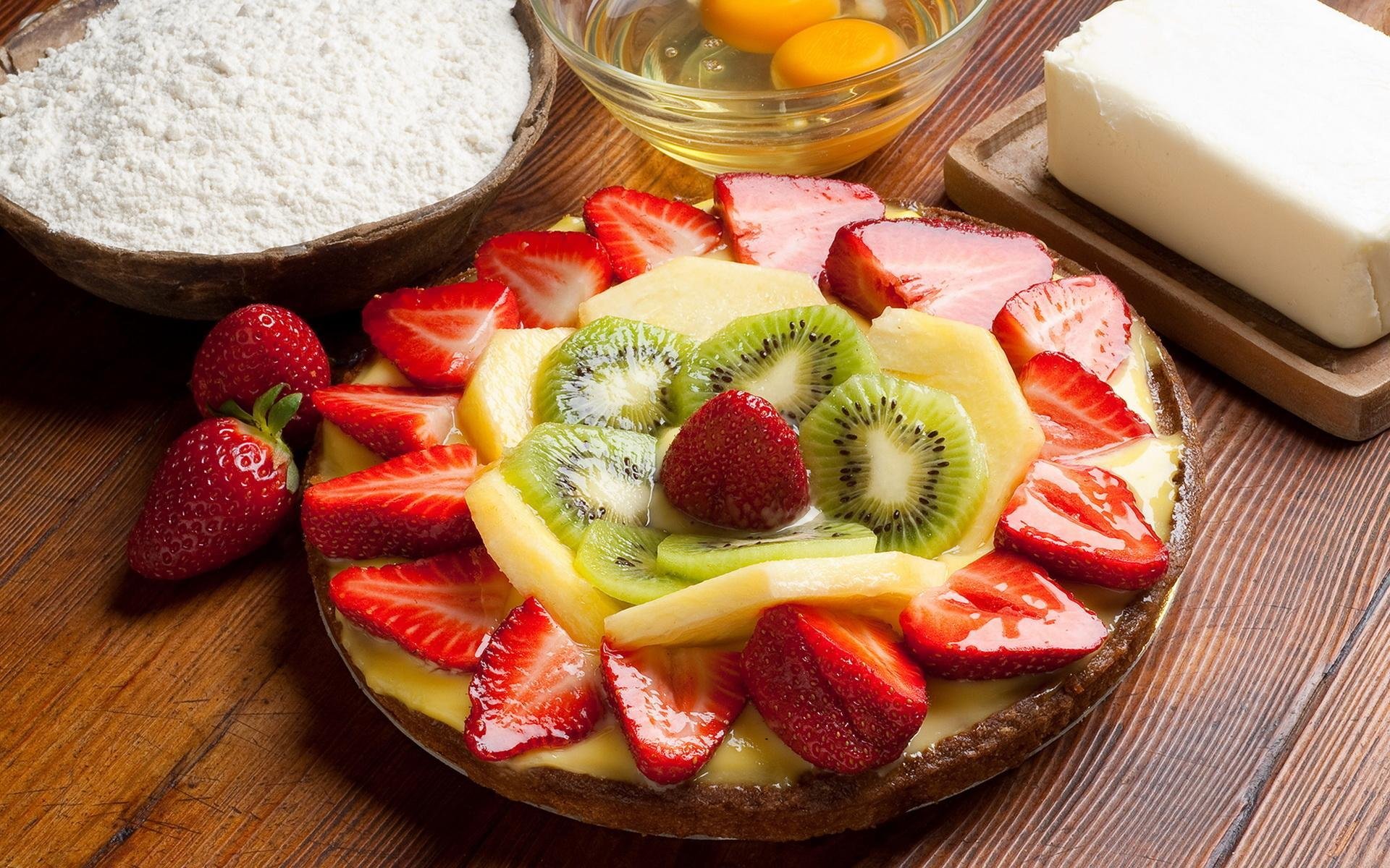saftiges dessert erdbeere kiwi ananas scheiben eier butter mehl teller