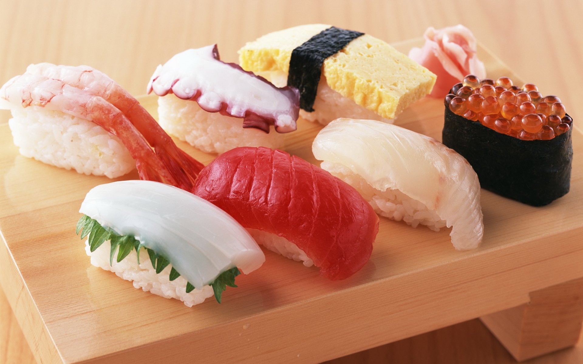 jedzenie kuchnia japońska owoce morza bułki sushi krewetki ośmiornica czerwony kawior ryż imbir