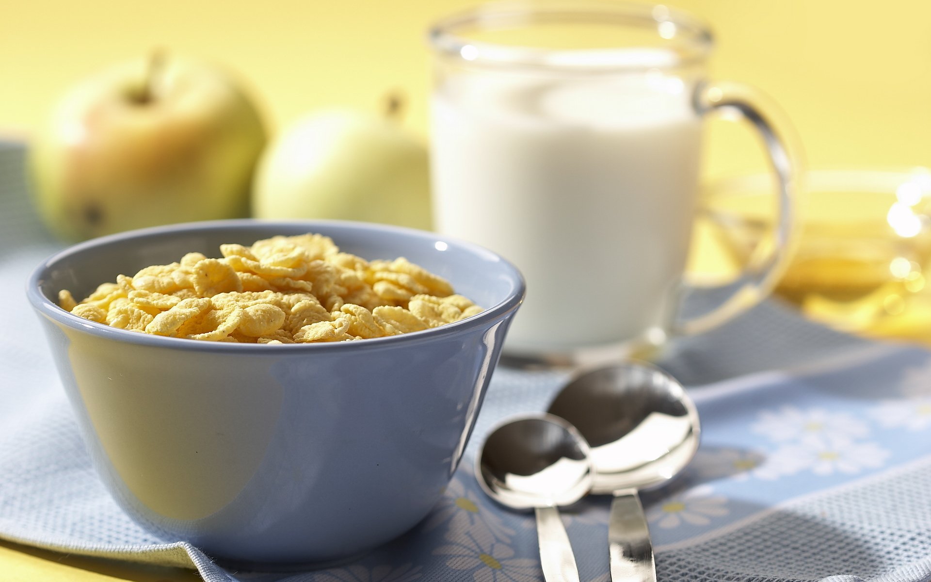 essen süß müsli leichtes frühstück milch glas apfel löffel