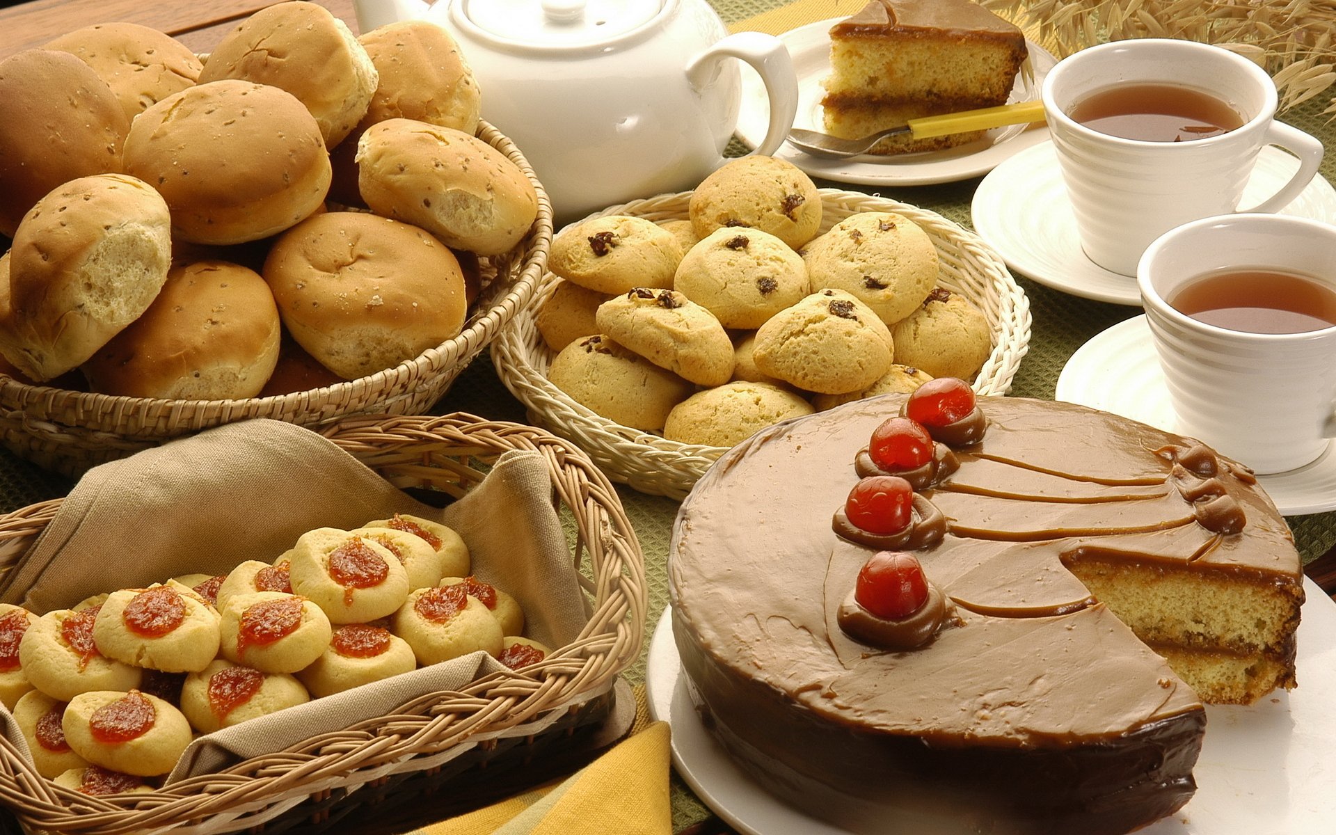 repas sucré table sucrée gâteau chocolat cerise fraise brioches biscuits raisins secs gâteau tranche de gâteau tasse tasse thé café paniers serviette