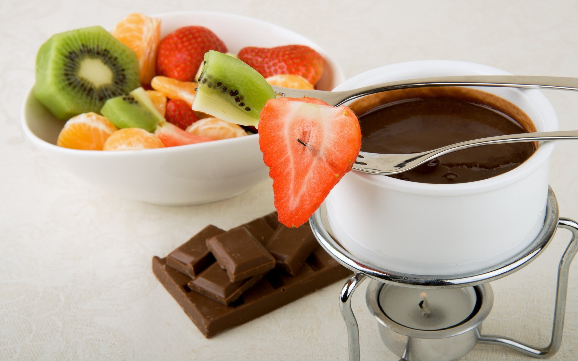 nourriture sucré chocolat chaud chocolat fruits. fraise kiwi mandarines tasse fourchette tranches
