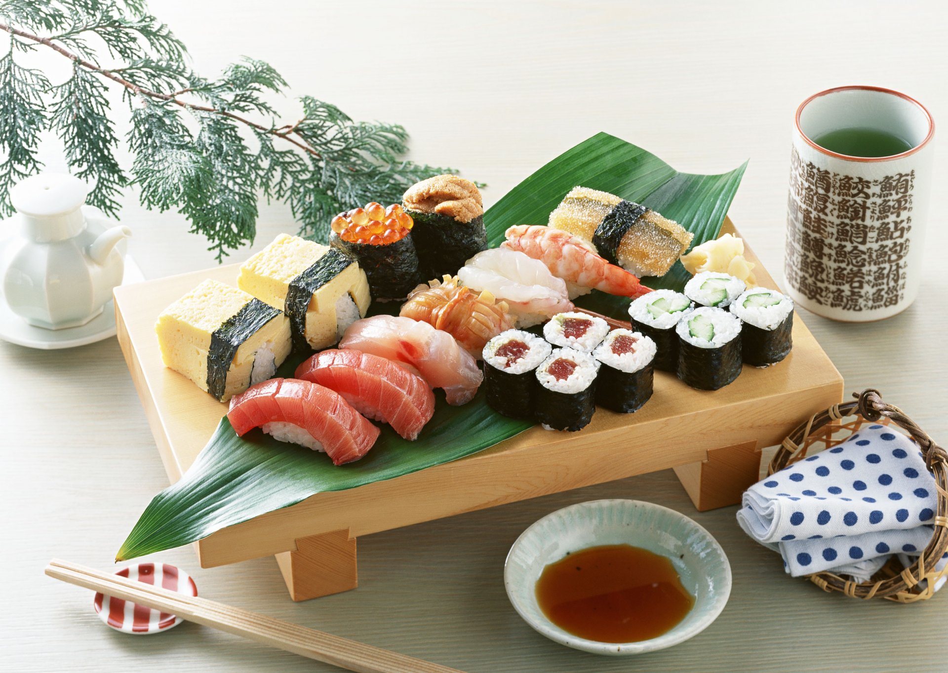 cibo sushi pesce riso caviale formaggio