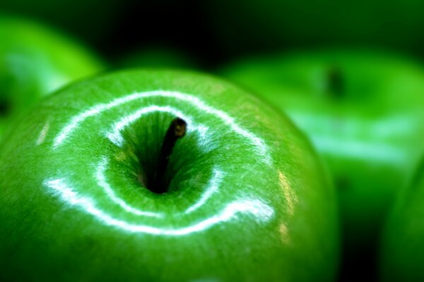 Manzana verde sobre fondo borroso