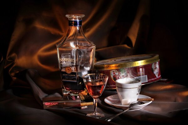 Café aromatique avec cigare et cognac